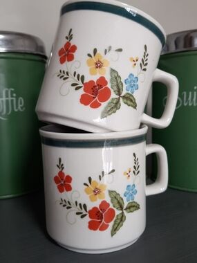 Vintage 70s Stoneware Wildflower Coffee Mugs set - Retro Flowers